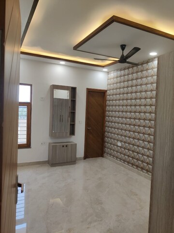 Room in 3 BHK Builder Floor at Sector 16 – for Rent