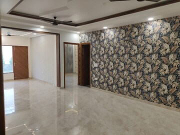 Room in 3 BHK Builder Floor at Sector 16 – for Rent