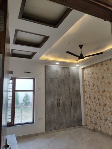 Room in 3 BHK Builder Floor at Sector 16 – for Rent