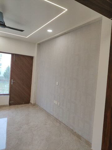 Room in 3 BHK Builder Floor at Sector 16 – for Rent