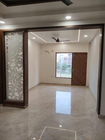 Room in 3 BHK Builder Floor at Sector 16 – for Rent