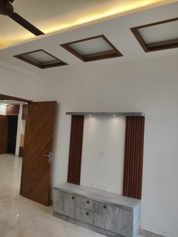 Room in 3 BHK Builder Floor at Sector 16 – for Rent