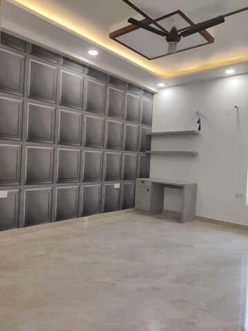 Room in 3 BHK Builder Floor at Sector 16 – for Rent
