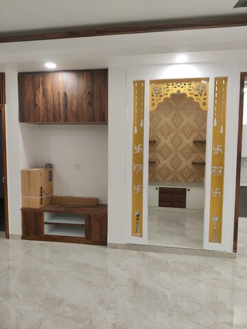 Room in 3 BHK Builder Floor at Sector 16 – for Rent