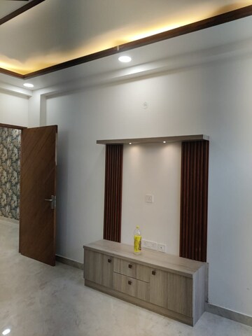 Room in 3 BHK Builder Floor at Sector 16 – for Rent