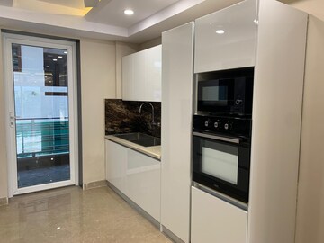 Room in 4 BHK Builder Floor at Sector 14 – for Rent