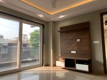 Room in 4 BHK Builder Floor at Sector 14 – for Rent