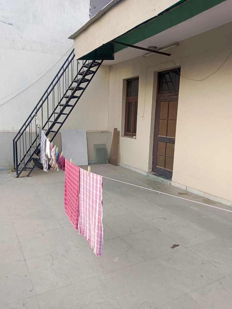 Room, sector 122 1 Bedroom 450 Sq.Ft. Apartment In Sector 122 Noida 7895597