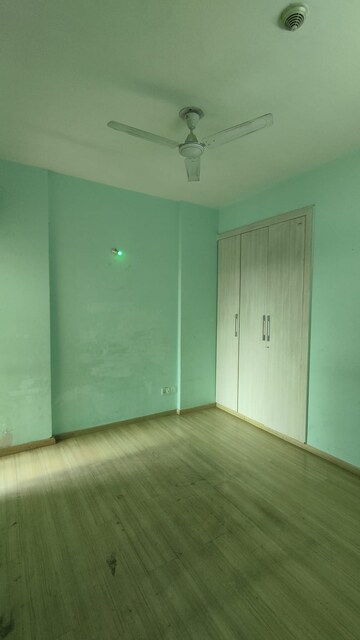 Room in 3 BHK Apartment at Moti Nagar – for Sale