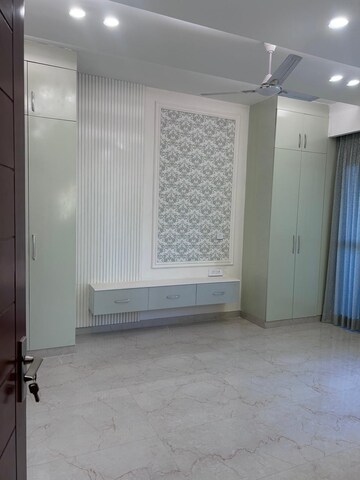 Room in 4 BHK Apartment at Aradhya Homes, Sector 67a – for Rent