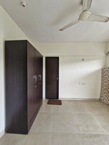 Room in 1 BHK Apartment at Conwood Astoria, Goregaon East – for Rent