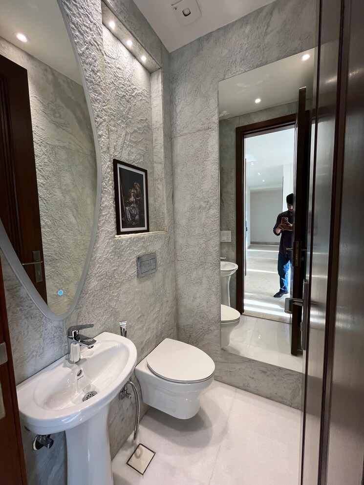 Bathroom, neeti bagh 4 Bedroom 370 Sq.Yd. Builder Floor In Neeti Bagh Delhi 7895642