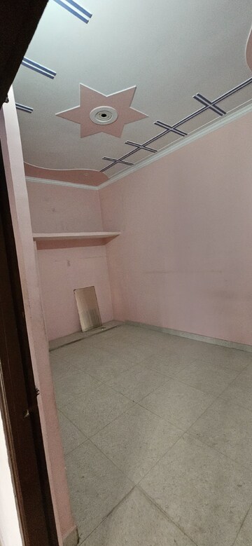Room in 2.5 BHK Builder Floor at Sector 105 – for Rent