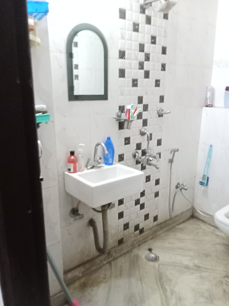 Bathroom, arjun nagar 2 Bedroom 750 Sq.Ft. Builder Floor In Arjun Nagar Delhi 7895811