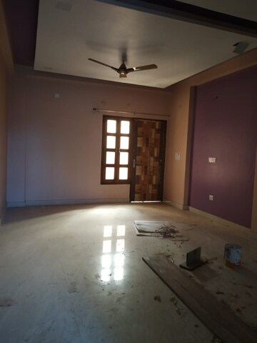 Room in 2 BHK Independent House at RWA Apartments Sector 39, Sector 39 – for Rent