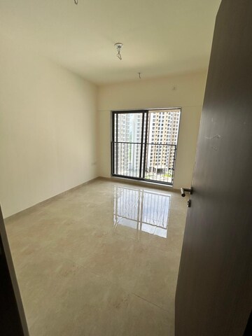 Room in 3 BHK Apartment at Sunteck Maxxworld 2, Naigaon East – for Rent