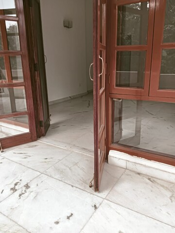 Room in 3 BHK Builder Floor at Greater Kailash I – for Rent