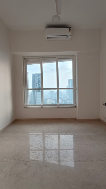 Room in 3 BHK Apartment at Kalpataru Radiance, Goregaon West – for Rent