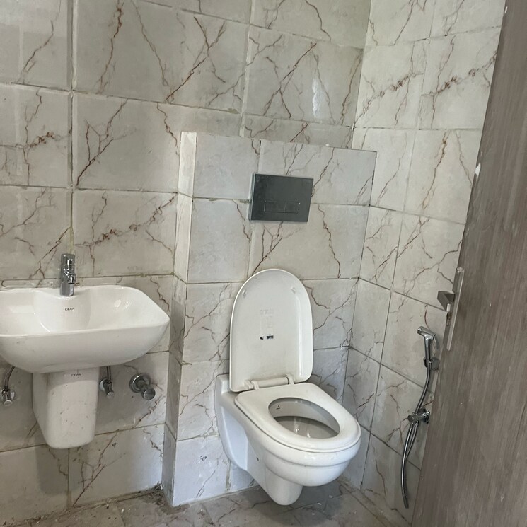 Bathroom, vip road 2.5 Bedroom 1300 Sq.Ft. Apartment In Vip Road Zirakpur 7898033