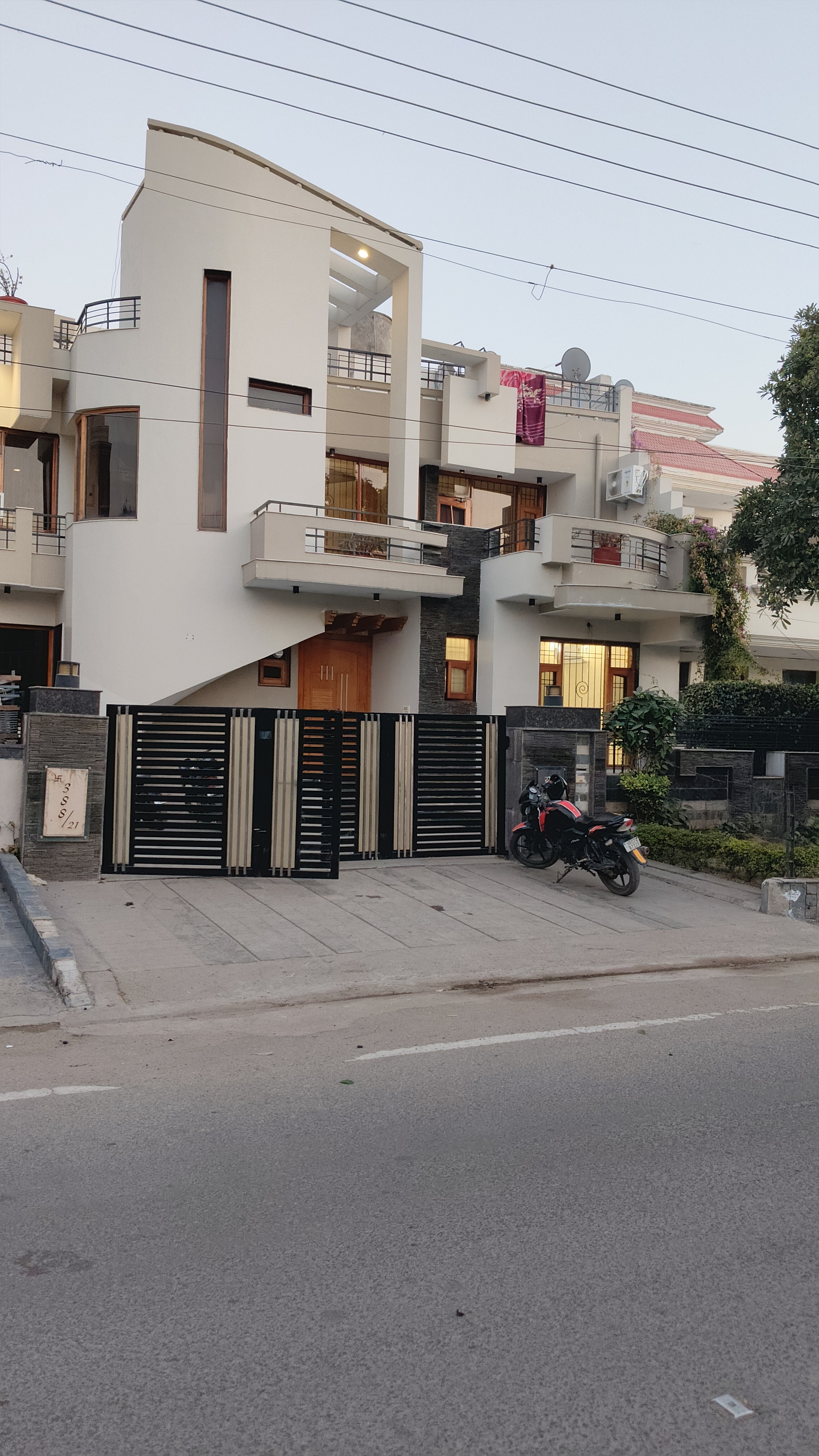 6 BHK + Extra Room Independent House For Sale in D R Estate 