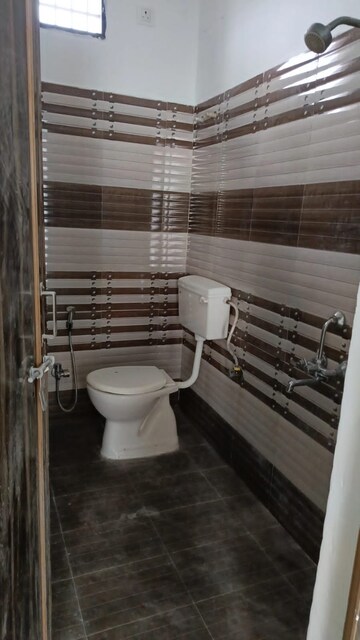 Attached Bathroom in 4 BHK Independent House at Santoshi Nagar – for Rent