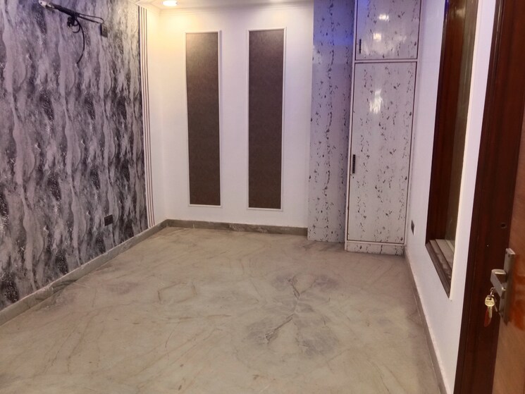 Room, ashram 2.5 Bedroom 70 Sq.Yd. Builder Floor In Ashram Delhi 7898366