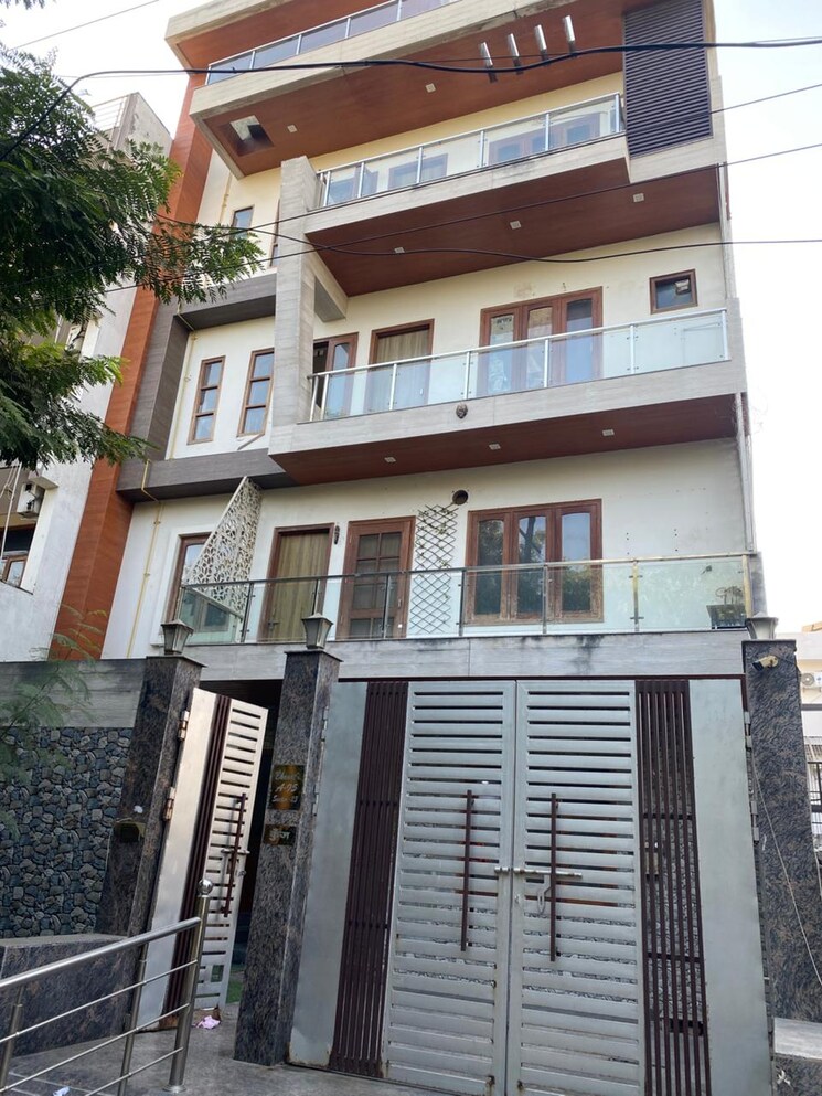 Room, sector 23 Pg For Girls In Sector 23 7898542