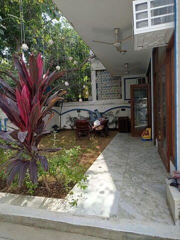 Parking in 3.5 BHK Villa at DLF City Phase IV, Dlf Phase iv – for Rent