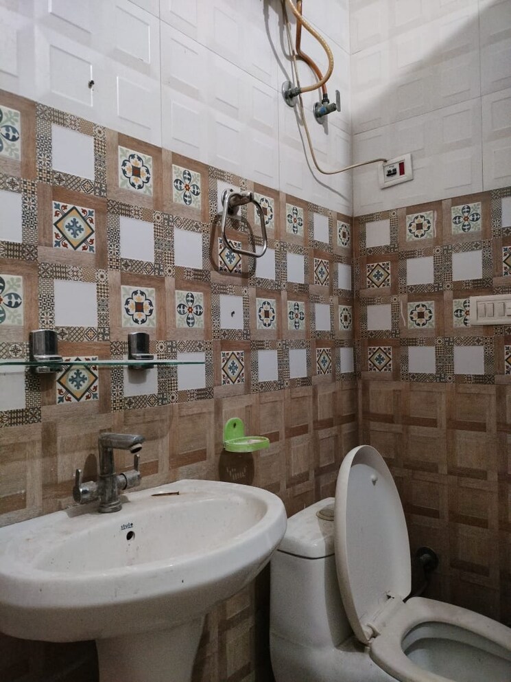 Bathroom, sector 43 3 Bedroom 1400 Sq.Ft. Builder Floor In Sector 43 Faridabad 7898741
