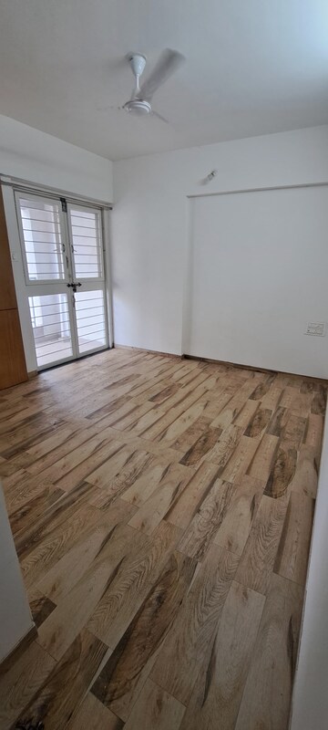 Room in 2 BHK Apartment at SRK Spring Hills, Taljai Forest Area – for Rent