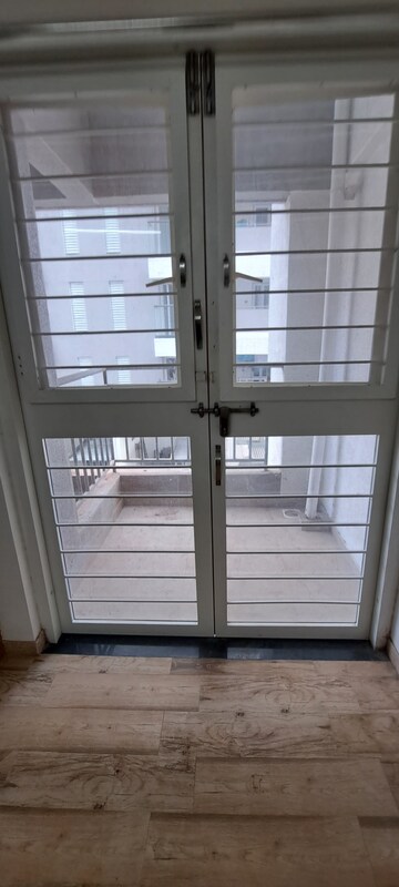 Room in 2 BHK Apartment at SRK Spring Hills, Taljai Forest Area – for Rent