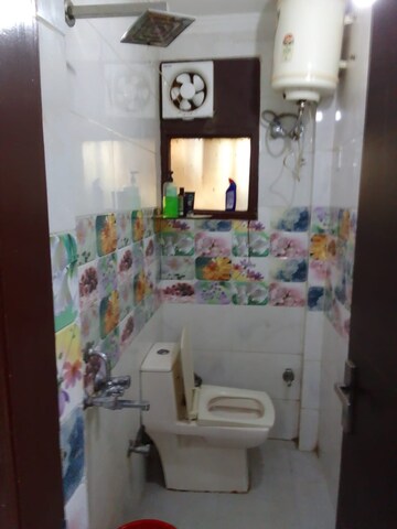 Bathroom in 1 BHK Builder Floor at Sector 40 – for Rent