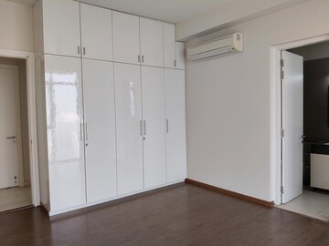 Room in 3 BHK Apartment at Ireo Victory Valley, Sector 67 – for Sale