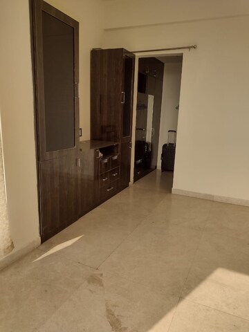 Room in 4 BHK Apartment at Indiabulls Enigma, Sector 110 – for Rent
