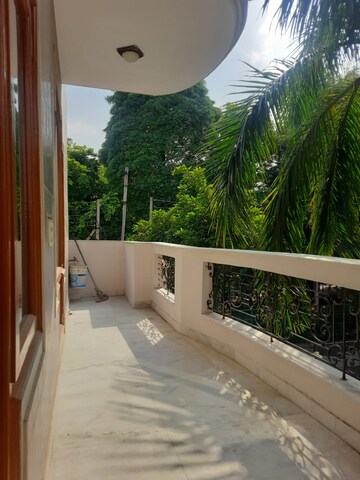 Balcony in 3 BHK Builder Floor at Ansal Sushant Lok I, Sector 43 – for Rent