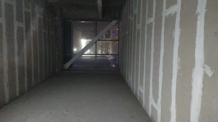  Parking, alphathum Commercial Office Space 850 Sq.Ft. In Sector 90 Noida 7899262