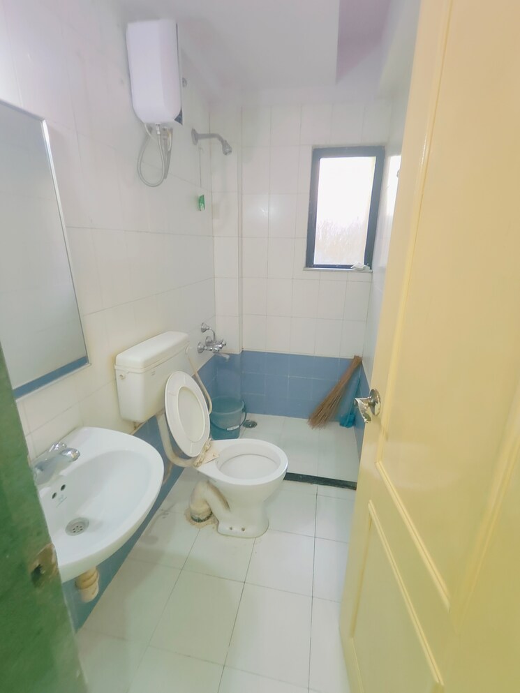 Bathroom, hiranandani-estate-brentford 1 Bedroom 450 Sq.Ft. Apartment In Ghodbunder Road Thane 7899385