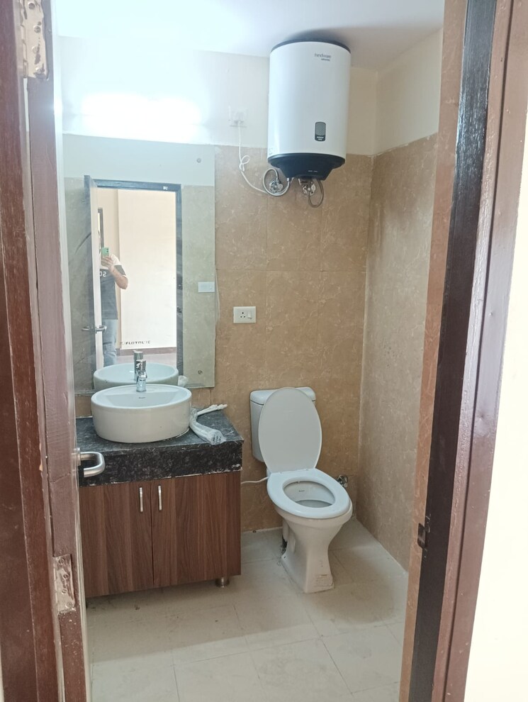 Bathroom, paras-dews 3 Bedroom 1760 Sq.Ft. Apartment In Sector 106 Gurgaon 7899397