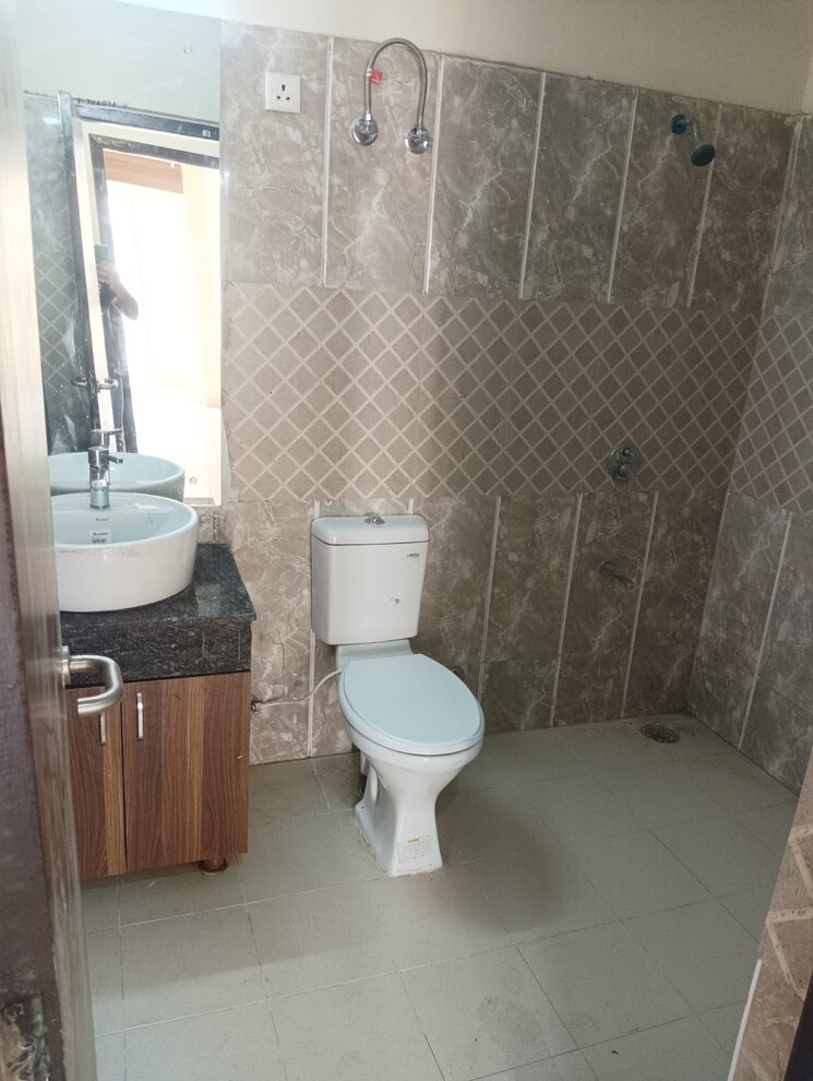 Bathroom, paras-dews 3 Bedroom 1760 Sq.Ft. Apartment In Sector 106 Gurgaon 7899397