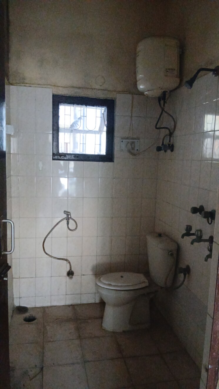 Bathroom, srijan-apartments 2.5 Bedroom 1250 Sq.Ft. Apartment In Sector 62 Noida 7899620