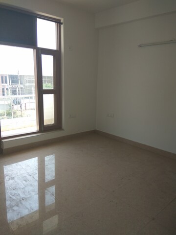 Room in 2 BHK Builder Floor at DLF Centre Court, Sector 42 – for Rent