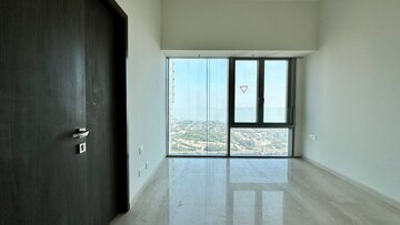 Room in 2 BHK Apartment at Piramal Aranya, Byculla – for Rent