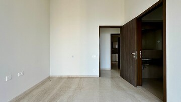 Room in 2 BHK Apartment at Piramal Aranya, Byculla – for Rent