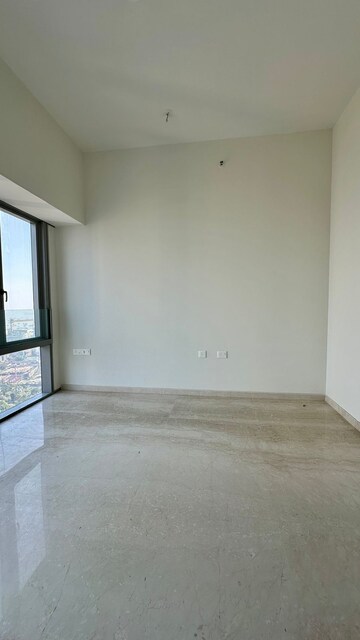 Room in 2 BHK Apartment at Piramal Aranya, Byculla – for Rent