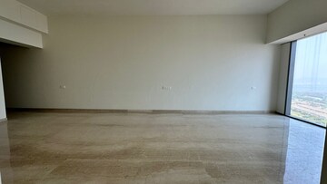 Room in 2 BHK Apartment at Piramal Aranya, Byculla – for Rent