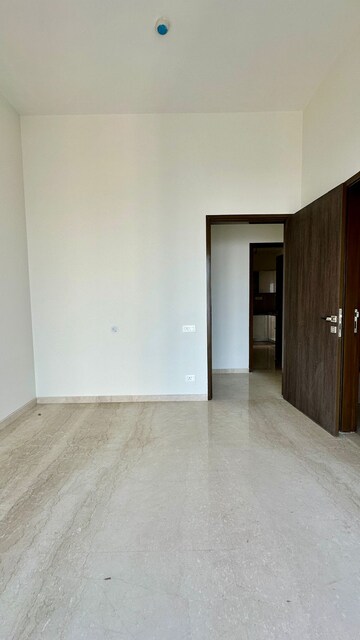 Room in 2 BHK Apartment at Piramal Aranya, Byculla – for Rent