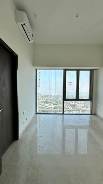 Room in 2 BHK Apartment at Piramal Aranya, Byculla – for Rent