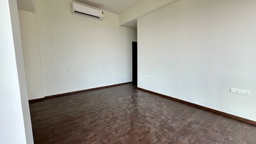 Room in 2 BHK Apartment at Piramal Aranya, Byculla – for Rent