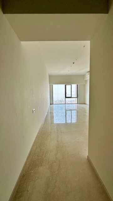 Room in 2 BHK Apartment at Piramal Aranya, Byculla – for Rent
