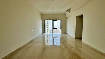 Room in 2 BHK Apartment at Piramal Aranya, Byculla – for Rent